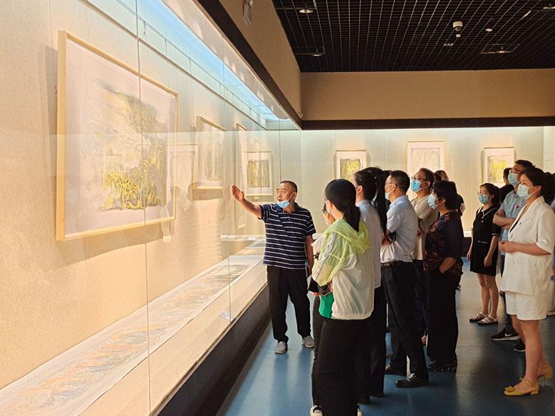 參觀畫展.jpg 參觀畫展.jpg